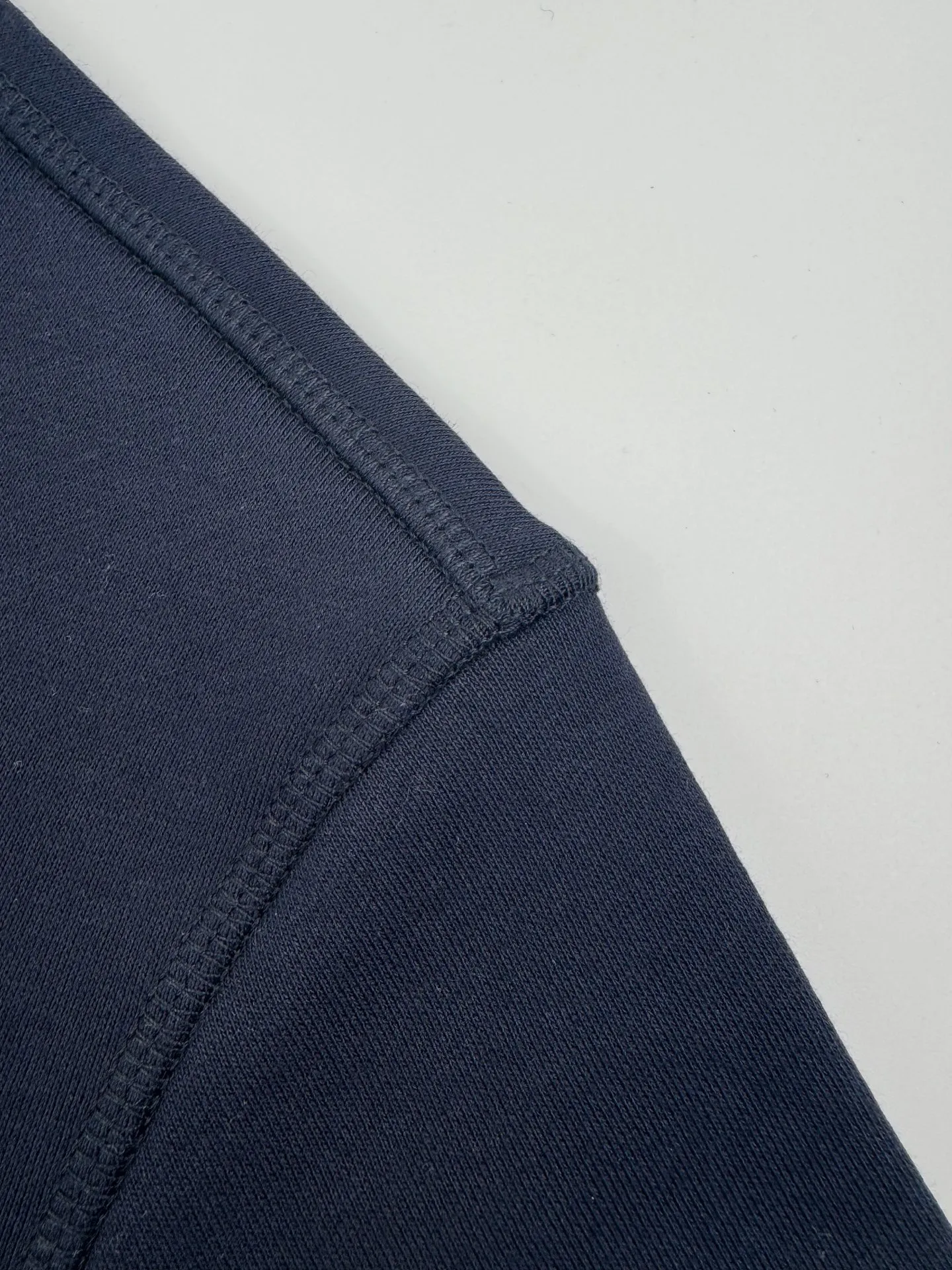 P280 Ralph Lauren logo embroidered sweatshirt. Customized cloud-like honey cotton fleece sweatshirt material. It feels delicate and comfortable against the skin. A touch of midnight navy blue is the main color. Exquisite red pony logo is embellished. It is highly recognizable. It has a breath of freedom and vitality. A symphony of pure and smart colors. It outlines a high-end silhouette with extreme simplicity. It becomes the smart focus of the vision and shows the taste in silence. Process 1: Using imported machine embroidery process Use advanced computer control systems and precision mechanical components to achieve the iconic pony embroidery operation with high precision and smooth and delicate lines. Process 2: Use the Hasuo process and sew with a specific machine. The Hasuo fastness is high and adds visual effects. It is time-consuming and labor-intensive. Process 3: The fabrics are washed and have a better hand feel. Not easy to deform. Not easy to shrink. Not easy to fade. Maintain long-term beauty. Accessories: Customized 1:1 Ralph Lauren trademark. Version: Fitted fit Size: S M L XL Style number: 25296